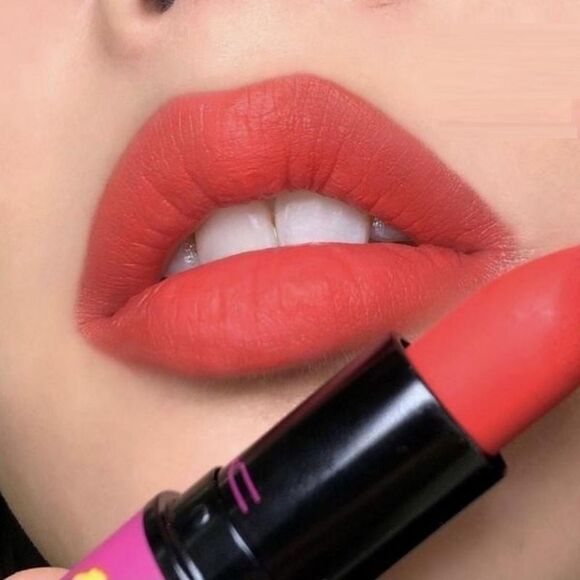 MAC Powderkiss Limited Edition Lipstick in Playing Koi - Picture 4 of 13